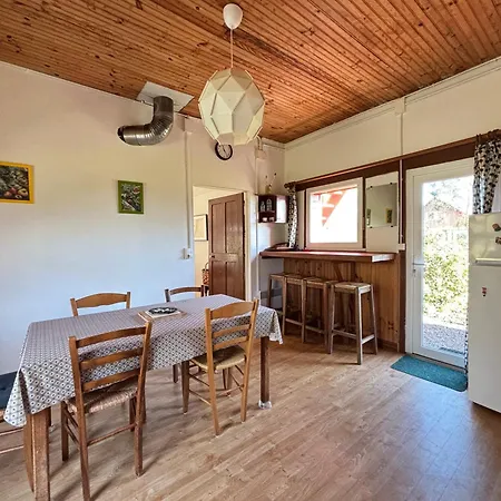 Lumineuse Spacieuse Dans Impasse Au Calme A Proximite D'un Chateau Deux Verandas Grand Jardin Pour Velos, Pres Port En Bessin Et Bayeux, Proche Plages Du Debarquement Commes