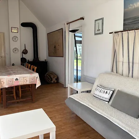 Maison Lumineuse: Spacious Garden Retreat Near Port-en-bessin Holiday home