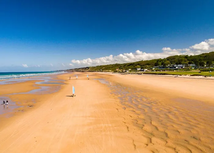 Lumineuse Spacieuse Dans Impasse Au Calme A Proximite D'un Chateau Deux Verandas Grand Jardin Pour Velos, Pres Port En Bessin Et Bayeux, Proche Plages Du Debarquement Semesterbostad Commes