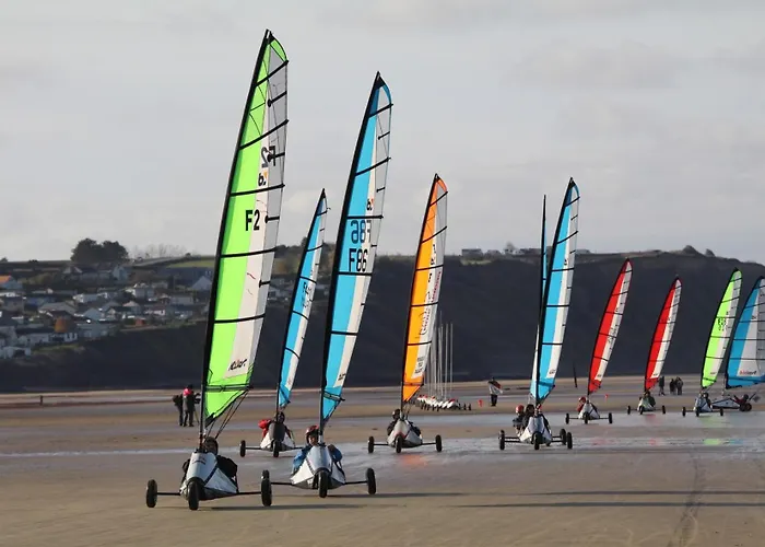 Lumineuse Spacieuse Dans Impasse Au Calme A Proximite D'un Chateau Deux Verandas Grand Jardin Pour Velos, Pres Port En Bessin Et Bayeux, Proche Plages Du Debarquement Semesterbostad