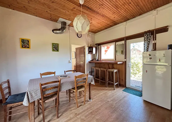 Lumineuse Spacieuse Dans Impasse Au Calme A Proximite D'un Chateau Deux Verandas Grand Jardin Pour Velos, Pres Port En Bessin Et Bayeux, Proche Plages Du Debarquement Commes