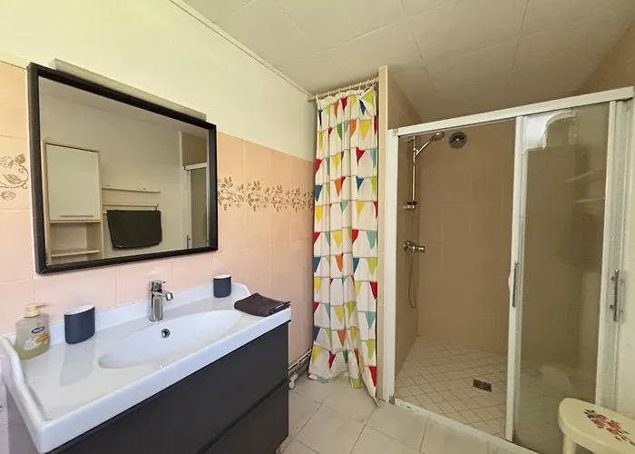 Lumineuse Spacieuse Dans Impasse Au Calme A Proximite D'un Chateau Deux Verandas Grand Jardin Pour Velos, Pres Port En Bessin Et Bayeux, Proche Plages Du Debarquement * Commes