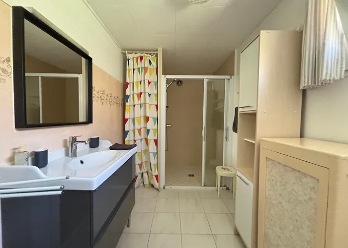 Semesterbostad Lumineuse Spacieuse Dans Impasse Au Calme A Proximite D'un Chateau Deux Verandas Grand Jardin Pour Velos, Pres Port En Bessin Et Bayeux, Proche Plages Du Debarquement Commes