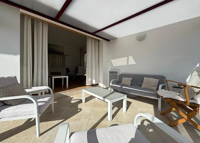 Semesterbostad Lumineuse Spacieuse Dans Impasse Au Calme A Proximite D'un Chateau Deux Verandas Grand Jardin Pour Velos, Pres Port En Bessin Et Bayeux, Proche Plages Du Debarquement