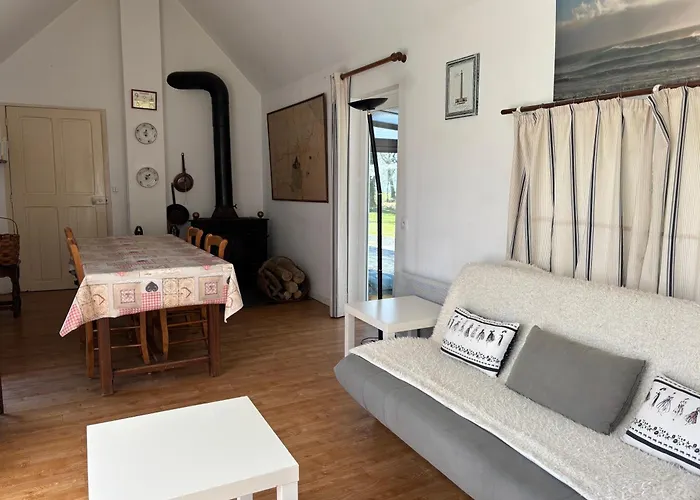 Lumineuse Spacieuse Dans Impasse Au Calme A Proximite D'un Chateau Deux Verandas Grand Jardin Pour Velos, Pres Port En Bessin Et Bayeux, Proche Plages Du Debarquement Semesterbostad