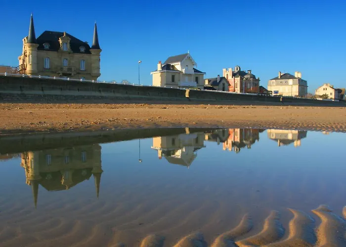 Semesterbostad Lumineuse Spacieuse Dans Impasse Au Calme A Proximite D'un Chateau Deux Verandas Grand Jardin Pour Velos, Pres Port En Bessin Et Bayeux, Proche Plages Du Debarquement